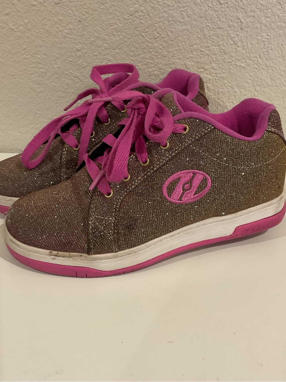 Heelys split gold/berry wheeled skate sneaker in youth size 6 women’s 7 lace up